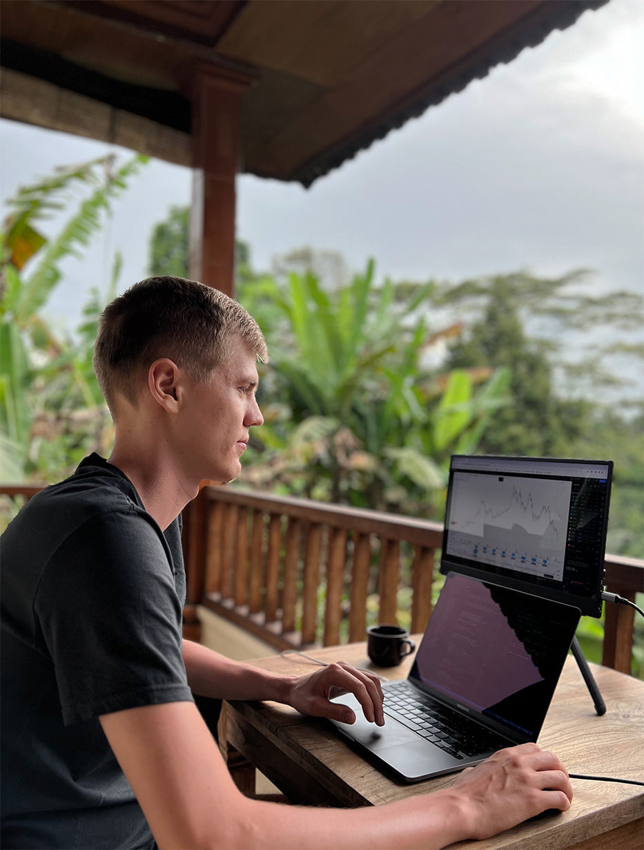 USB-C portable monitor used outdoors on tripod